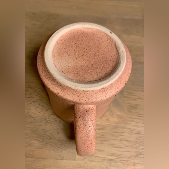 Pink‎ stoneware mug with a flower on it. - Picture 4 of 6